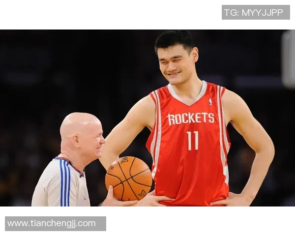 姚明拿球瞬间展现篮球魅力与技巧引发全场热烈欢呼