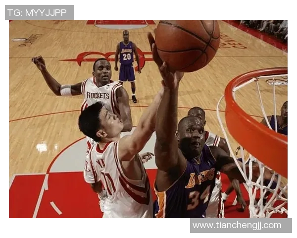 姚明左手抛投技艺精湛展现篮球魅力引发球迷热议